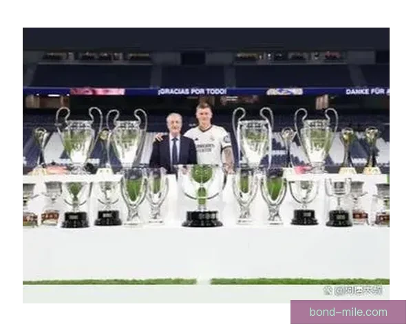 克罗斯欧战决赛神级助攻助皇马捧起冠军奖杯